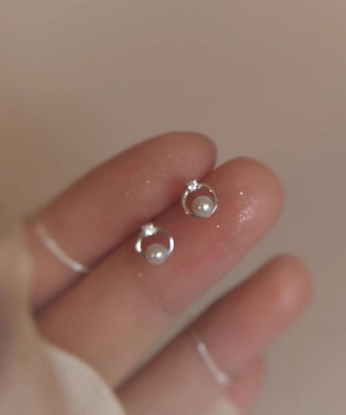 yu-ka(ユーカ)の「YU-KA:パールサークルミニピアス Pearl circle mini pierce(ピアス(両耳用)・レディース・ゴールド/シルバー・FREE)」の2枚目の写真