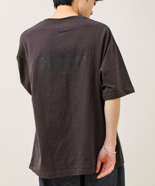 KELTY(ケルティ)の「【KELTY×GLOSTER】別注 バックタイポロゴT(Tシャツ/カットソー・メンズ・グレイッシュベージュ/ブラック/杢グレー/オフホワイト/チャコールグレー/ネイビー・S/M/L)」の1枚目の写真