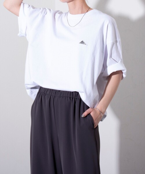 KELTY(ケルティ)の「【KELTY×GLOSTER】別注 バックタイポロゴT(Tシャツ/カットソー・メンズ・グレイッシュベージュ/ブラック/杢グレー/オフホワイト/チャコールグレー/ネイビー・S/M/L)」の9枚目の写真