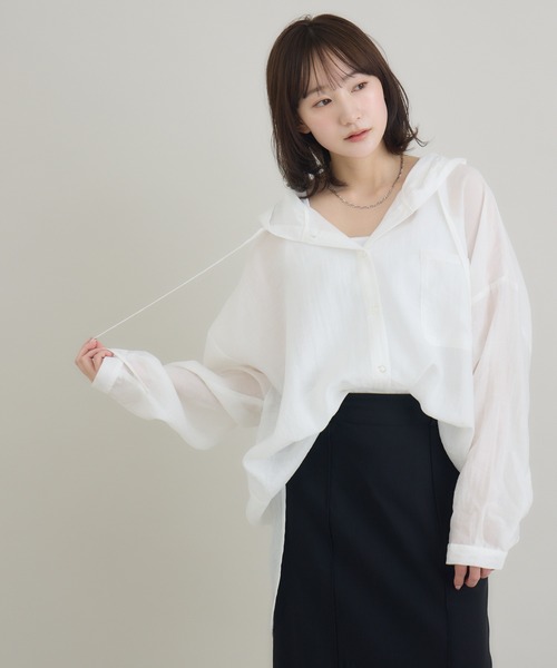 RU.TI.LE（ルチル）の「【RU.TI.LE】フード付きビッグシャツ（シャツ/ブラウス・レディース・ホワイト/グレー・MEDIUM）」の2枚目の写真