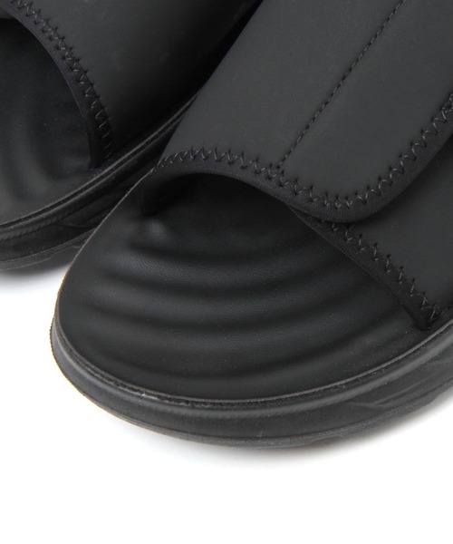 LAKOLE（ラコレ）の「バックルスライドサンダル / 644867（サンダル・メンズ・ブラック・MEDIUM/LARGE）」の6枚目の写真