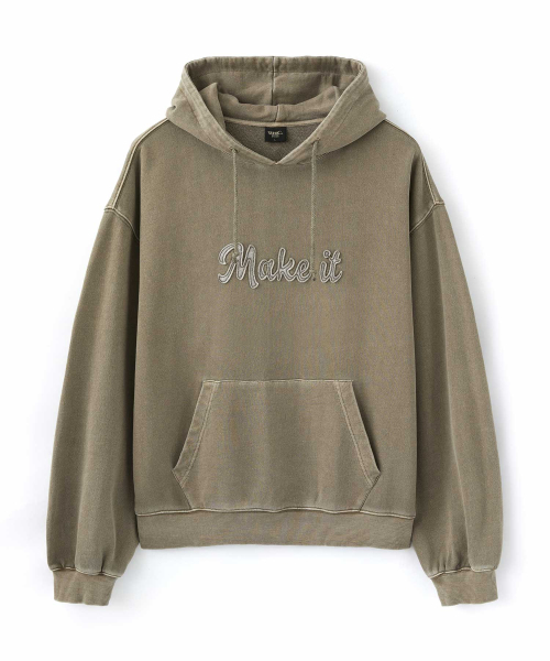 WMC(ダブリューエムシー)の「ピグメントスローガンフードパーカー_BROWN(パーカー・メンズ・ブラウン・L/XL/M)」の1枚目の写真