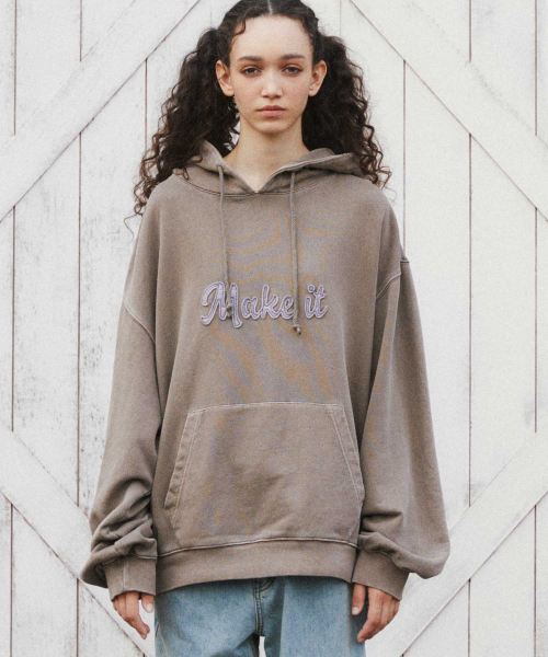 WMC(ダブリューエムシー)の「ピグメントスローガンフードパーカー_BROWN(パーカー・メンズ・ブラウン・L/XL/M)」の3枚目の写真