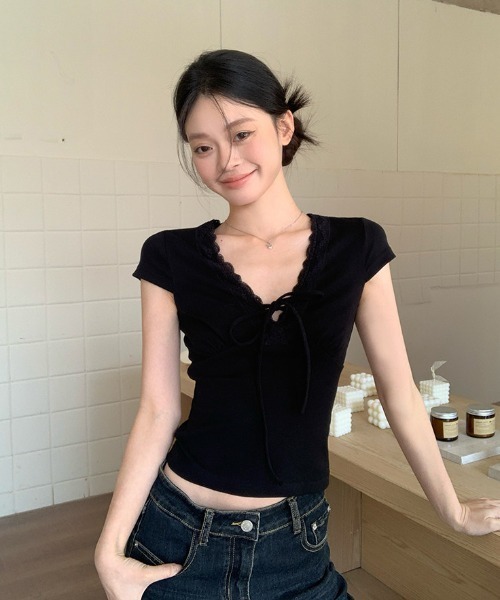 Aelina(エリナ)の「VネックレースリボンTシャツ(Tシャツ/カットソー・レディース・ブラック/ホワイト/オレンジ・FREE)」の2枚目の写真