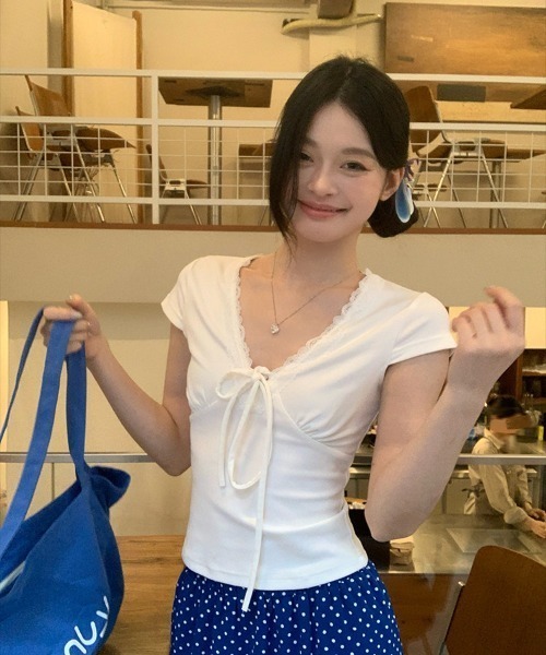 Aelina(エリナ)の「VネックレースリボンTシャツ(Tシャツ/カットソー・レディース・ブラック/ホワイト/オレンジ・FREE)」の21枚目の写真