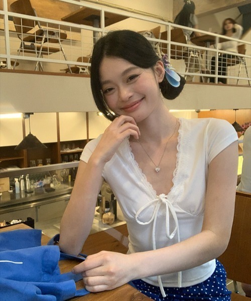 Aelina(エリナ)の「VネックレースリボンTシャツ(Tシャツ/カットソー・レディース・ブラック/ホワイト/オレンジ・FREE)」の19枚目の写真