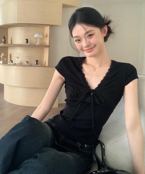 Aelina(エリナ)の「VネックレースリボンTシャツ(Tシャツ/カットソー・レディース・ブラック/ホワイト/オレンジ・FREE)」の13枚目の写真