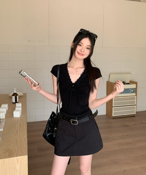Aelina(エリナ)の「VネックレースリボンTシャツ(Tシャツ/カットソー・レディース・ブラック/ホワイト/オレンジ・FREE)」の7枚目の写真