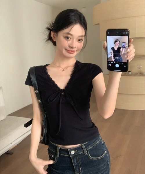 Aelina(エリナ)の「VネックレースリボンTシャツ(Tシャツ/カットソー・レディース・ブラック/ホワイト/オレンジ・FREE)」の6枚目の写真