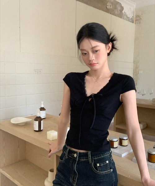 Aelina(エリナ)の「VネックレースリボンTシャツ(Tシャツ/カットソー・レディース・ブラック/ホワイト/オレンジ・FREE)」の4枚目の写真