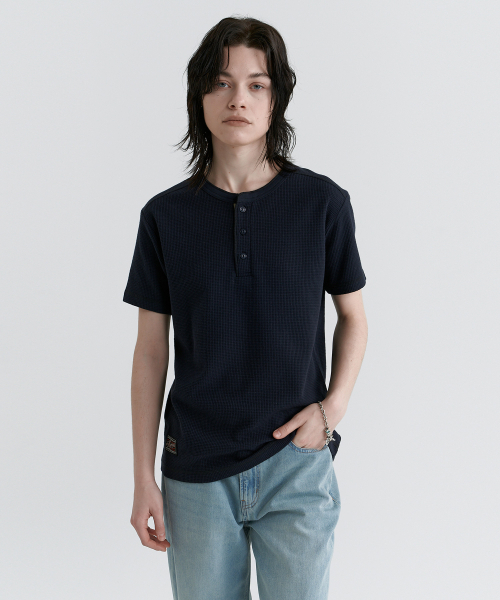 MAGOODGAN（メックウッドガン）の「スタンシー3713 ヘンリーネック ワッフル スタンダードフィット ネイビー 半袖Tシャツ（Tシャツ/カットソー・レディース・その他・X-LARGE/MEDIUM/LARGE）」の2枚目の写真