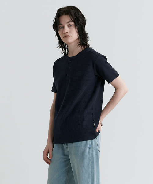 MAGOODGAN（メックウッドガン）の「スタンシー3713 ヘンリーネック ワッフル スタンダードフィット ネイビー 半袖Tシャツ（Tシャツ/カットソー・レディース・その他・X-LARGE/MEDIUM/LARGE）」の4枚目の写真