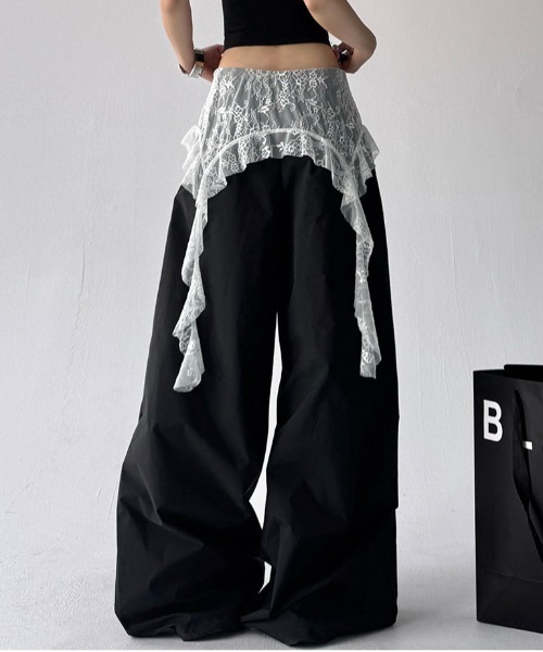 ＆soiree（アンドソワレ）の「ドローコード付きレースレイヤードバレルパンツ（その他パンツ・レディース・ブラック・SMALL/MEDIUM/LARGE/X-LARGE）」の3枚目の写真