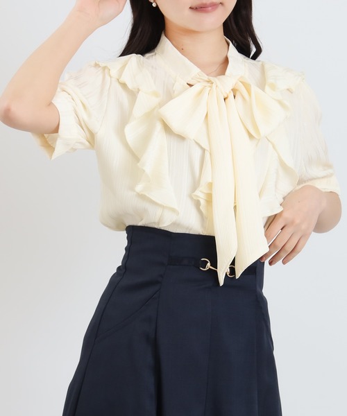 ASTORIA ODIER(アストリアオディール)の「ラメストライプ ラッフルリボンタイブラウス(シャツ/ブラウス・レディース・ベージュ/ライトグレー/ホワイト/ミント・MEDIUM)」の3枚目の写真