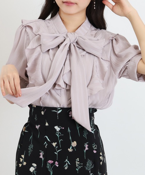 ASTORIA ODIER(アストリアオディール)の「ラメストライプ ラッフルリボンタイブラウス(シャツ/ブラウス・レディース・ベージュ/ライトグレー/ホワイト/ミント・MEDIUM)」の5枚目の写真