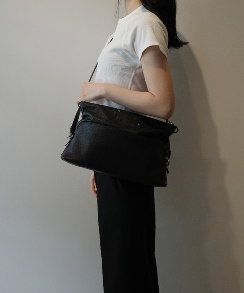 Maison Margiela(メゾンマルジェラ)の「Maison Margiela-women 5AC SOFT POUCH(ショルダーバッグ・レディース・ブラック・FREE)」の6枚目の写真