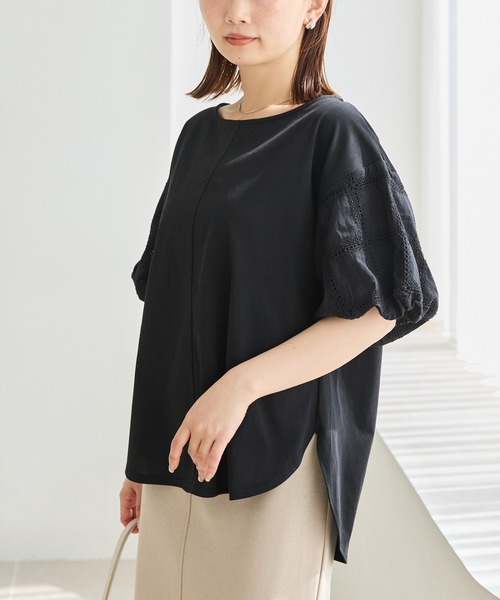 LAVEANGE(ラビアンジェ)の「【洗える】袖刺繍レース異素材プルオーバー|大人フェミニン/きれいめ/ボリューム袖/半袖トップス/体型カバー(Tシャツ/カットソー・レディース・ブラック/オフホワイト・M/LL/3L/4L/5L)」の1枚目の写真