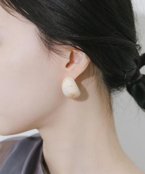 SMELLY(スメリー)の「ボリュームジュシピアス(ピアス(両耳用)・レディース・アイボリー・-)」の2枚目の写真