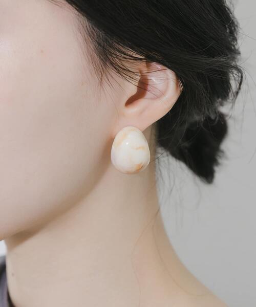 SMELLY(スメリー)の「ボリュームジュシピアス(ピアス(両耳用)・レディース・アイボリー・-)」の3枚目の写真