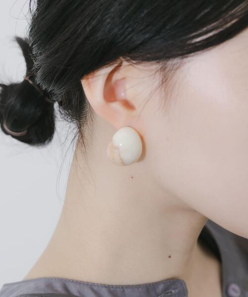 SMELLY(スメリー)の「ボリュームジュシピアス(ピアス(両耳用)・レディース・アイボリー・-)」の4枚目の写真