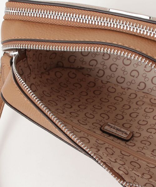 Guess（ゲス）の「LISA Mini Crossbody ショルダーバッグ（ショルダーバッグ・レディース・ストーン/キャメル/ブラック・ONE SIZE）」の11枚目の写真