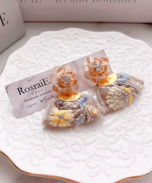tone（トーン）の「【RosraiE】ガラスフラワー インド刺繍リボン イヤリング(MA)（イヤリング・レディース・ゴールド・FREE）」の2枚目の写真