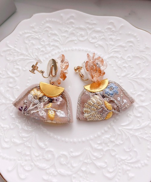 tone（トーン）の「【RosraiE】ガラスフラワー インド刺繍リボン イヤリング(MA)（イヤリング・レディース・ゴールド・FREE）」の4枚目の写真