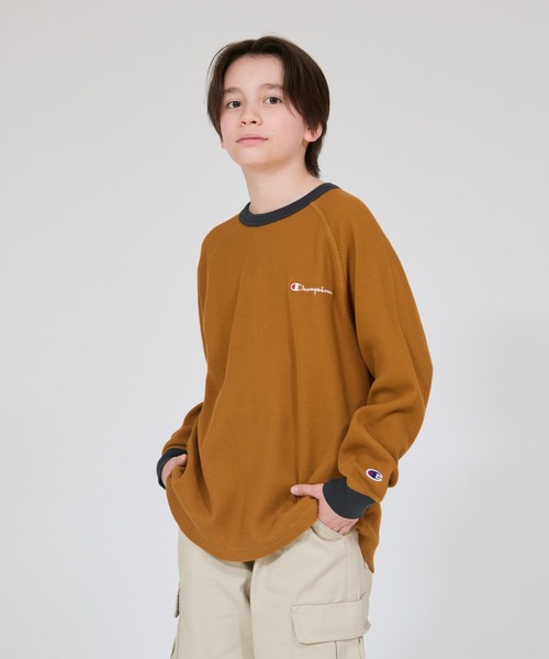 Champion(チャンピオン)の「【Champion/チャンピオン】キッズ ベーシック ロングスリーブTシャツ(ワンピース・キッズ・オフホワイト/ブラック/ライトブラウン・130/140/150/160/100/110/120)」の3枚目の写真