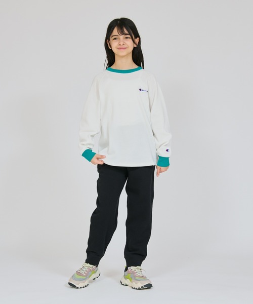 Champion(チャンピオン)の「【Champion/チャンピオン】キッズ ベーシック ロングスリーブTシャツ(ワンピース・キッズ・オフホワイト/ブラック/ライトブラウン・130/140/150/160/100/110/120)」の4枚目の写真