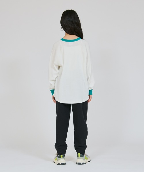 Champion(チャンピオン)の「【Champion/チャンピオン】キッズ ベーシック ロングスリーブTシャツ(ワンピース・キッズ・オフホワイト/ブラック/ライトブラウン・130/140/150/160/100/110/120)」の6枚目の写真