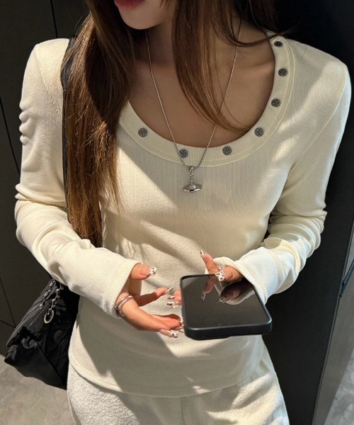 NANEA(ナネア)の「スタッズ付きクルーロンT(Tシャツ/カットソー・レディース・ブラック/ブラウン/ホワイト/チャコールグレー・MEDIUM/SMALL)」の5枚目の写真