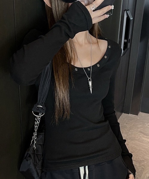 NANEA(ナネア)の「スタッズ付きクルーロンT(Tシャツ/カットソー・レディース・ブラック/ブラウン/ホワイト/チャコールグレー・MEDIUM/SMALL)」の9枚目の写真