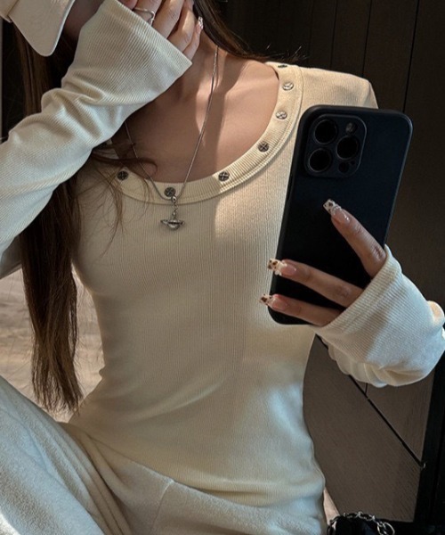 NANEA(ナネア)の「スタッズ付きクルーロンT(Tシャツ/カットソー・レディース・ブラック/ブラウン/ホワイト/チャコールグレー・MEDIUM/SMALL)」の6枚目の写真