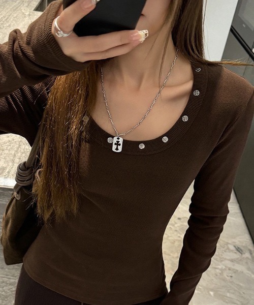 NANEA(ナネア)の「スタッズ付きクルーロンT(Tシャツ/カットソー・レディース・ブラック/ブラウン/ホワイト/チャコールグレー・MEDIUM/SMALL)」の13枚目の写真