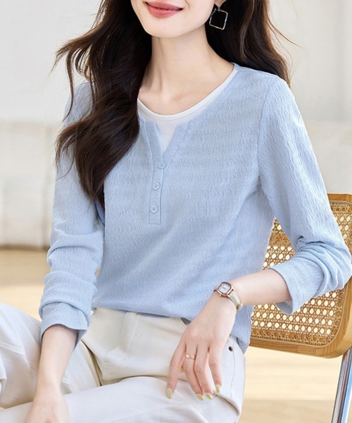 ONEP STAR(ワンピスター)の「レイヤード風キーネック凹凸素材長袖カットソー(Tシャツ/カットソー・レディース・ライトブルー・MEDIUM/LARGE/X-LARGE)」の2枚目の写真