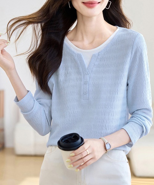 ONEP STAR(ワンピスター)の「レイヤード風キーネック凹凸素材長袖カットソー(Tシャツ/カットソー・レディース・ライトブルー・MEDIUM/LARGE/X-LARGE)」の3枚目の写真