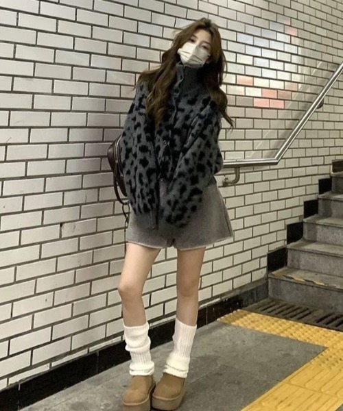 AVYL(アヴィル)の「スタンドカラーアニマル柄シャギーニットカーディガン(ニット/セーター・レディース・グレー/イエロー・M)」の3枚目の写真