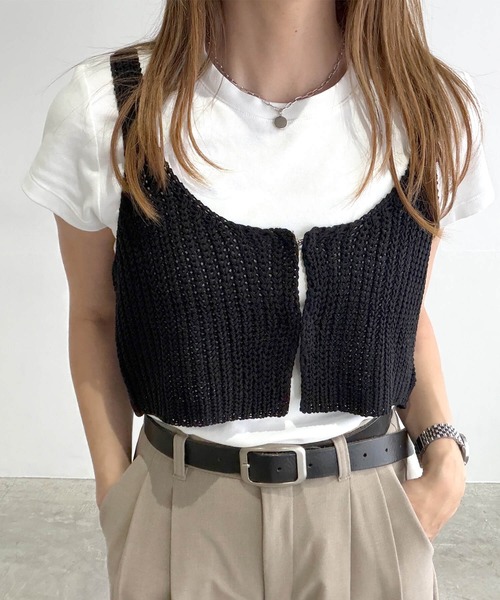 ISOOK(アイスー)の「フロントホックニットビスチェ(chiica select) / ニットキャミ レイヤード シンプル ショート丈 クロップド(ベスト・レディース・ブラック/ベージュ・FREE)」の7枚目の写真