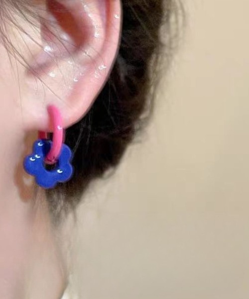 yu-ka(ユーカ)の「YU-KA:ドーパミンカラーフラワー2way ピアス Dopamine-Color Flower Earrings(ピアス(両耳用)・レディース・マルチ・FREE)」の2枚目の写真