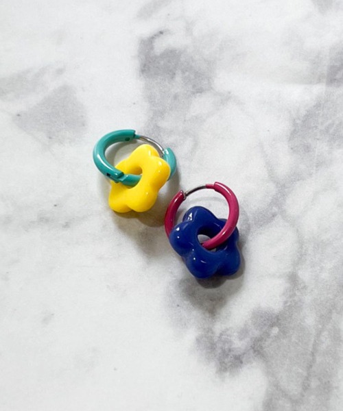 yu-ka(ユーカ)の「YU-KA:ドーパミンカラーフラワー2way ピアス Dopamine-Color Flower Earrings(ピアス(両耳用)・レディース・マルチ・FREE)」の3枚目の写真
