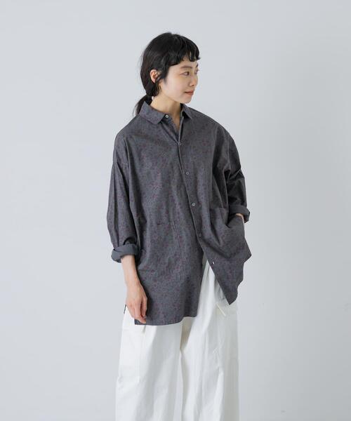 かぐれ(カグレ)の「花柄オーバーダイシャツ(シャツ/ブラウス・レディース・チャコールグレー/ピンク・FREE)」の4枚目の写真