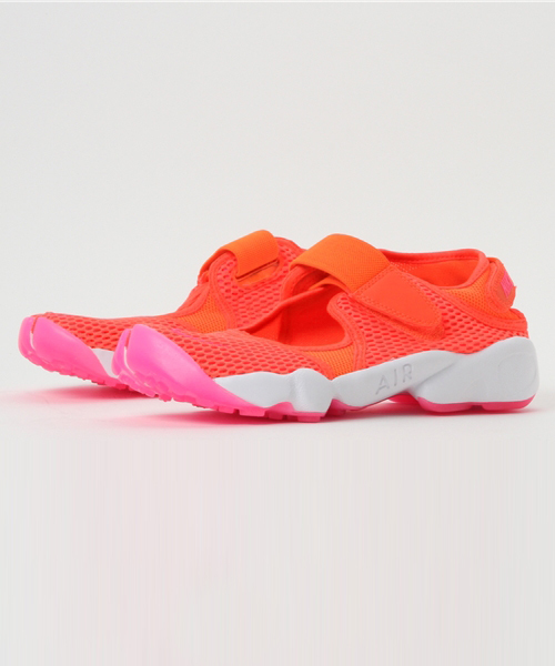 NIKE（ナイキ）の「NIKE　エア リフト ブリーズ（スニーカー・レディース・ピンク/ブラック・24/23/25）」の2枚目の写真