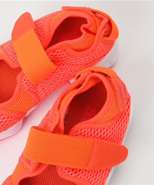 NIKE（ナイキ）の「NIKE　エア リフト ブリーズ（スニーカー・レディース・ピンク/ブラック・24/23/25）」の3枚目の写真