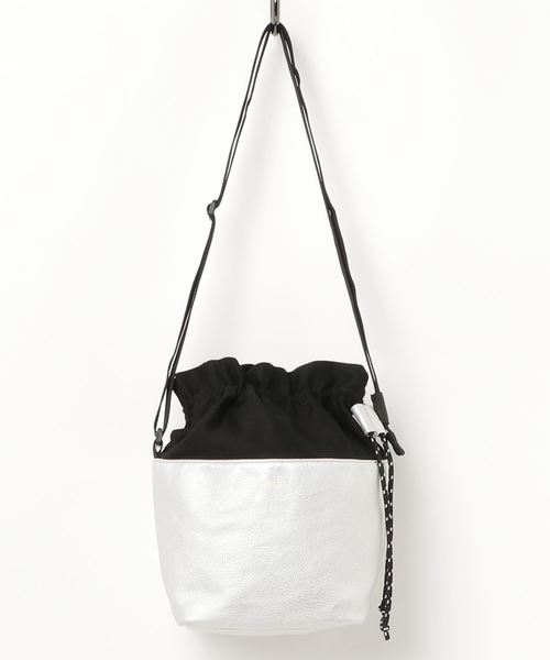 Sinfu（シンフ）の「【Sinfu/シンフ】fakeleather cube mini shoulder/フェイクレザーキューブミニショルダー（ショルダーバッグ・メンズ・ブラック/シルバー/オレンジ/ブロンズ/ライトベージュ・FREE）」の4枚目の写真