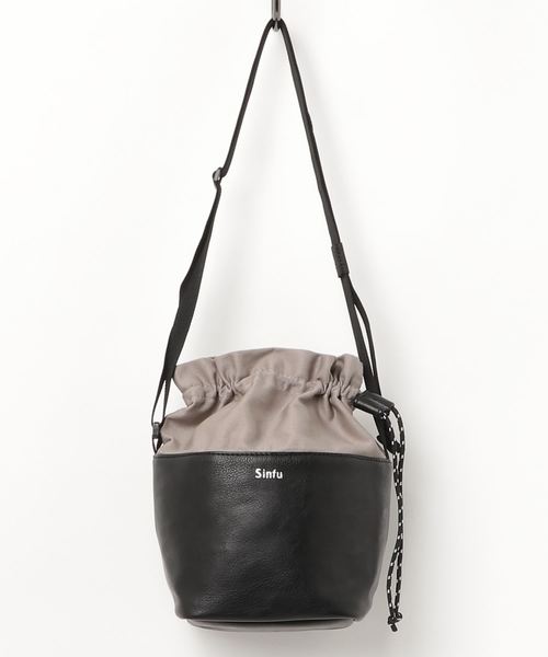 Sinfu（シンフ）の「【Sinfu/シンフ】fakeleather cube mini shoulder/フェイクレザーキューブミニショルダー（ショルダーバッグ・メンズ・ブラック/シルバー/オレンジ/ブロンズ/ライトベージュ・FREE）」の2枚目の写真