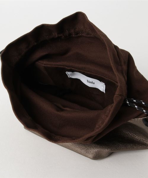 Sinfu（シンフ）の「【Sinfu/シンフ】fakeleather cube mini shoulder/フェイクレザーキューブミニショルダー（ショルダーバッグ・メンズ・ブラック/シルバー/オレンジ/ブロンズ/ライトベージュ・FREE）」の8枚目の写真