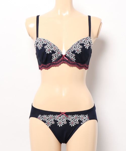 Triumph(トリンプ)の「【WEB限定】be sweet(ビースイート) マーガレットレース ブラ&ショーツセット(Lサイズショーツセット)【B,C,D,E,Fカップ】(ブラ&ショーツ・レディース・パープル/レモンイエロー/コーラルピンク/ネイビー・B75L/B80L/C75L/C80L/D75L/D80L/E75L/E80L/F75L/F80L/B65/B70/B75/C65/C70/C75/D65/D70/D75/E65/E70/E75/F65/F70/F75)」の12枚目の写真