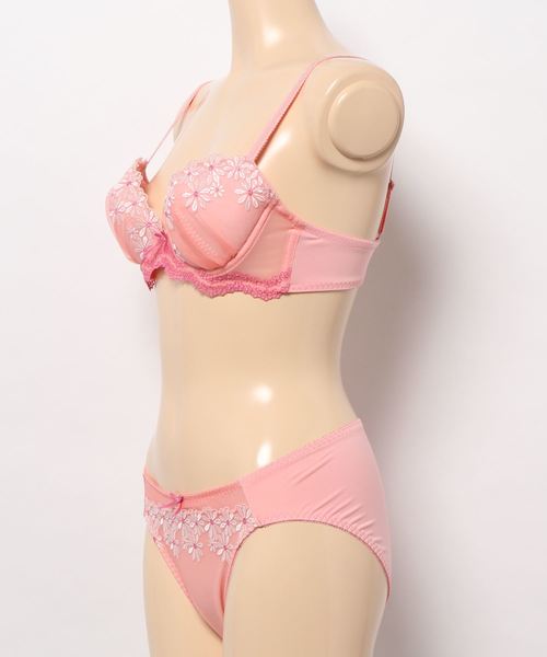 Triumph(トリンプ)の「【WEB限定】be sweet(ビースイート) マーガレットレース ブラ&ショーツセット(Lサイズショーツセット)【B,C,D,E,Fカップ】(ブラ&ショーツ・レディース・パープル/レモンイエロー/コーラルピンク/ネイビー・B75L/B80L/C75L/C80L/D75L/D80L/E75L/E80L/F75L/F80L/B65/B70/B75/C65/C70/C75/D65/D70/D75/E65/E70/E75/F65/F70/F75)」の16枚目の写真