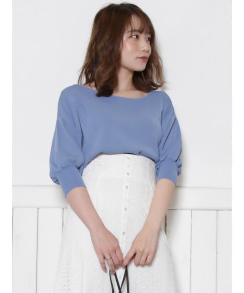 dazzlin（ダズリン）の「アシメＶネックボリュームスリーブプルオーバ（ニット/セーター・レディース・グリーン/オフホワイト/ネイビー/ベージュ・FREE）」の4枚目の写真