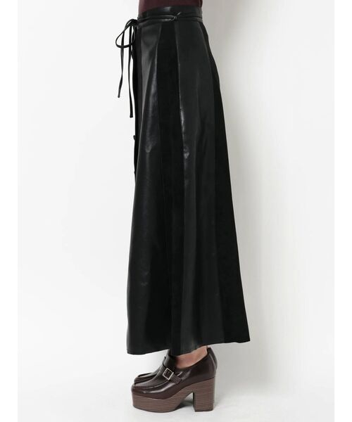 dazzlin（ダズリン）の「レザーライクフロントボタンスカート（スカート・レディース・ブラック/アイボリー・SMALL/MEDIUM）」の13枚目の写真